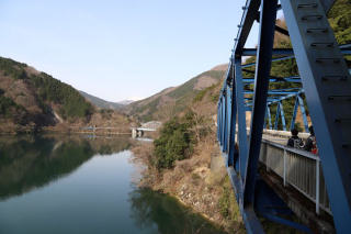 湖沿いの道を歩く