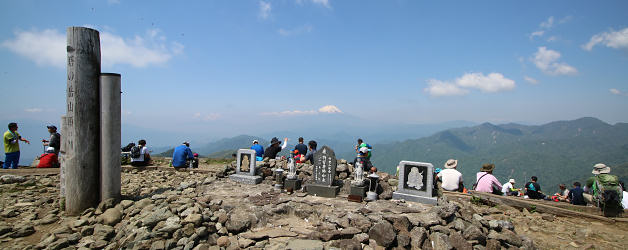 塔ノ岳山頂で憩う