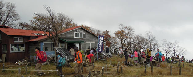 鍋割山荘前の賑わい