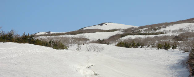 近いようで遠い栗駒山頂