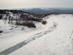 斜面には雪の割れ目