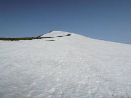 山頂まで雪原が続く