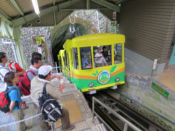 真新しいケーブル車両で下山