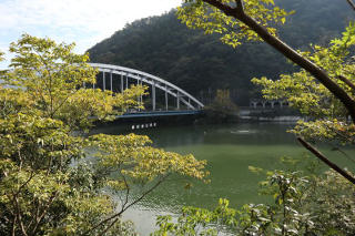 相模湖大橋を渡る