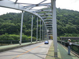 交通量の多い相模湖大橋