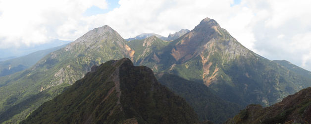 権現岳山頂から阿弥陀岳と赤岳