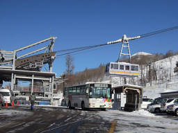 登りはロープウエイを利用