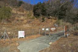 車止めの扉を通過