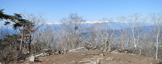 荒れた山頂、南アを一望