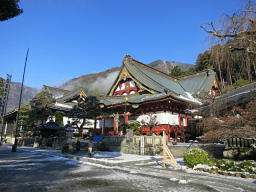 久遠寺を通り抜ける