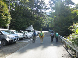 登山口駐車スペースは満車