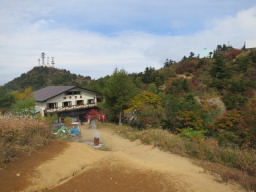 茶屋と山頂のアンテナ群