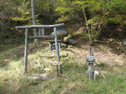 鎮西ヶ池の神社