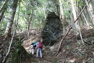 巨岩の下を歩く