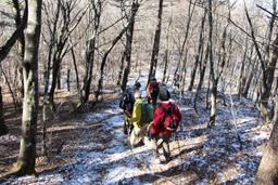 山頂を通過。稜線はうっすらと雪