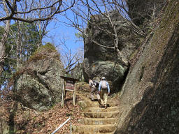 山頂へ向かう