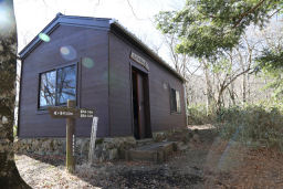 新しくなった菰釣山避難小屋