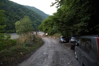 ゲート手前の路側帯に駐車