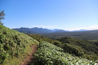 振り向くと御坂山塊と河口湖