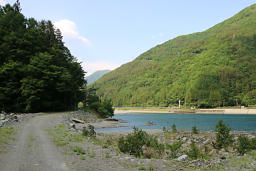 奈良田湖岸まで降りる